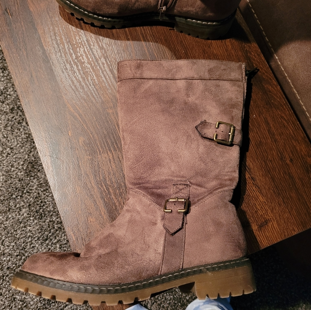 Boots - Picture 3 of 4